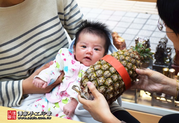 剃胎毛、滿月剃頭、嬰兒剃頭、嬰兒理髮、嬰兒剃髮、嬰兒剃胎毛、嬰兒滿月剃頭、寶寶剃頭、剃胎毛儀式、剃胎毛吉祥話、滿月剃頭儀式、滿月剃頭吉祥話、寶寶剃胎毛、寶寶滿月剃頭理髮、 新竹香山區剃胎毛、新竹香山區滿月剃頭、新竹香山區嬰兒剃頭剃胎毛、新竹香山區嬰兒理髮、新竹香山區嬰兒剃髮、曾寶寶(新竹香山區嬰兒寶寶滿月剃頭理髮、免費嬰兒剃胎毛儀式吉祥話)。中國風會場，爸媽寶貝免費穿「日中韓」古裝禮服。專業拍照、DVD光碟、證書。★購買「臍帶章、肚臍章、胎毛筆刷印章」贈送：剃頭、收涎、抓周，三選一。2015.12.21 照片12